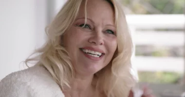 Pamela Anderson zbulon arsyen prekëse pse nuk vendos grim