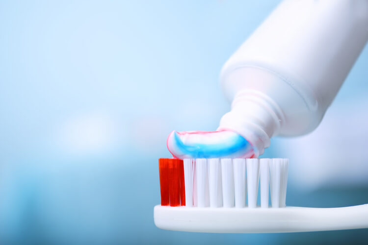 A e dini se çfarë kuptimi kanë ngjyrat e kuqe, blu dhe të bardhë në pastën tuaj të dhëmbëve?