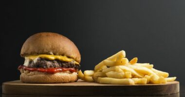 Pas zemërimit të klientëve, “fast-food-i” heq nga menuja burgerin me emrin e Anne Frank dhe patatet e Hitlerit