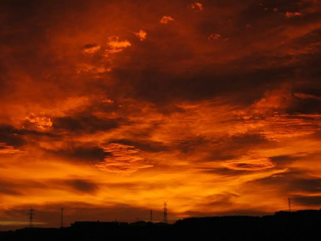 VIDEO/ Pse qielli bëhet portokalli në perëndim të diellit?