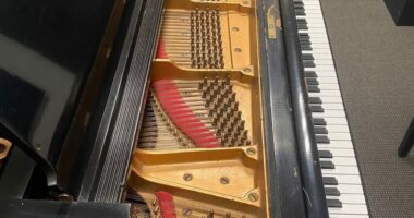 Del në ankand piano e John Lennon