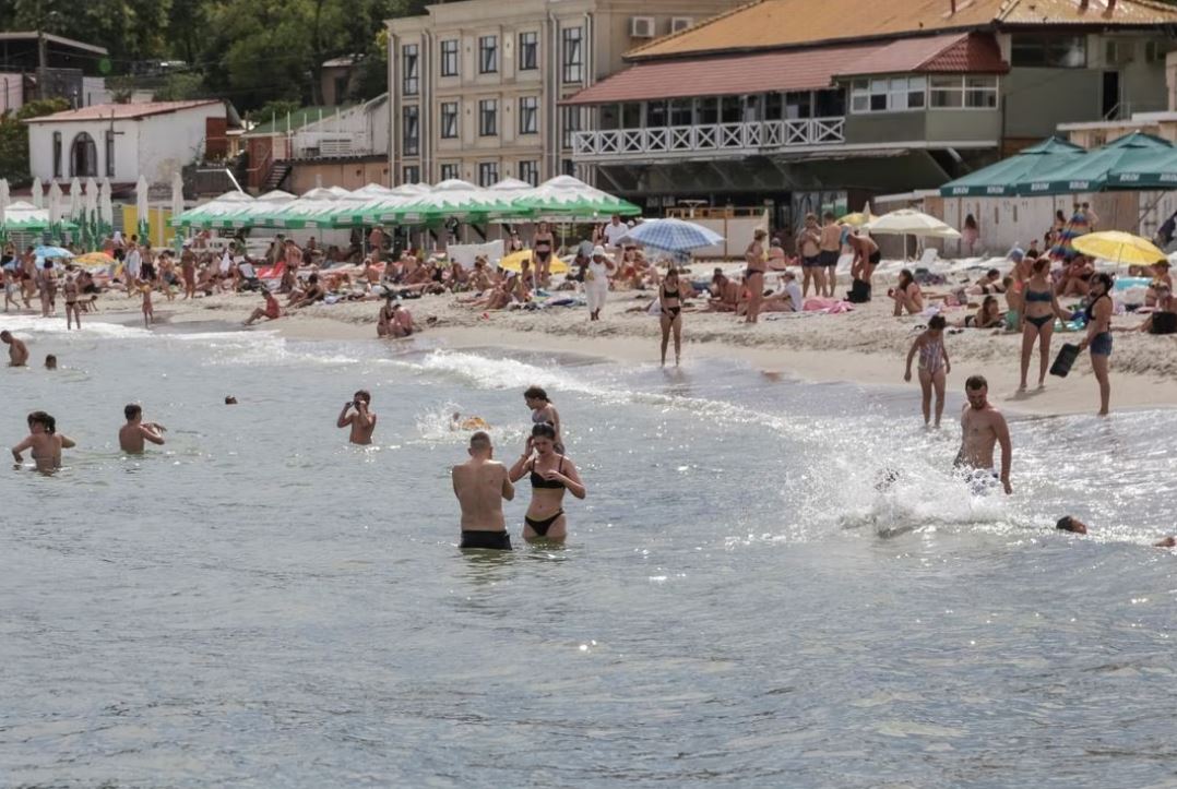 Ukrainë, Odesa hap disa plazhe për herë të parë që nga pushtimi rus