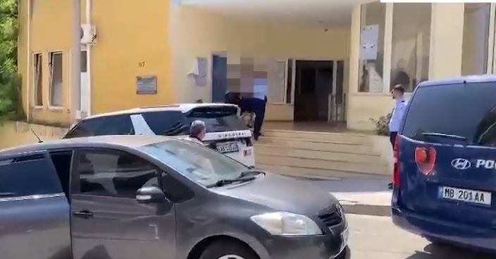 Si në filma, 23-vjeçari godet me armë, braktis makinën dhe tenton të arratiset nga policia në Sarandë