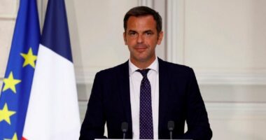 Qeveria franceze e cilëson veshjen islamike në shkolla si “sulm politik”