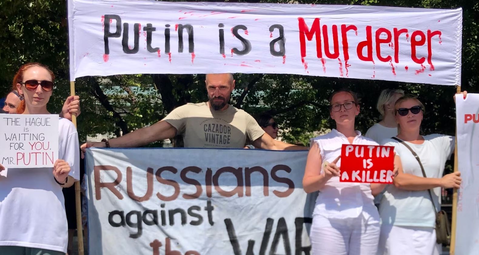 “Putini është vrasës”, protestë në Podgoricë kundër presidentit rus