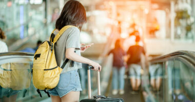 Stjuardesa tregon arsyen pse nuk duhet të veshim pantallona të shkurtra në avion