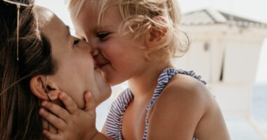 Psikologia shpjegon pse prindërit duhet të ndalojnë së puthuri në buzë fëmijët e tyre