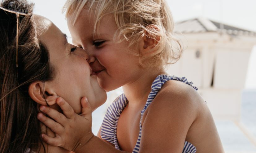 Psikologia shpjegon pse prindërit duhet të ndalojnë së puthuri në buzë fëmijët e tyre