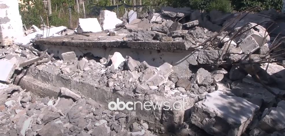 Shembet tarraca e shtëpisë, e dëmtuar nga tërmeti/ Një person humbi jetën, një tjetër u plagos. ABC News në Qerret të Kavajës