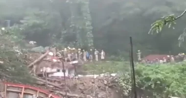 Shembet tempulli në Indi/ Humbin jetën 9 persona, dhjetëra të tjerë bllokohen në rrënoja