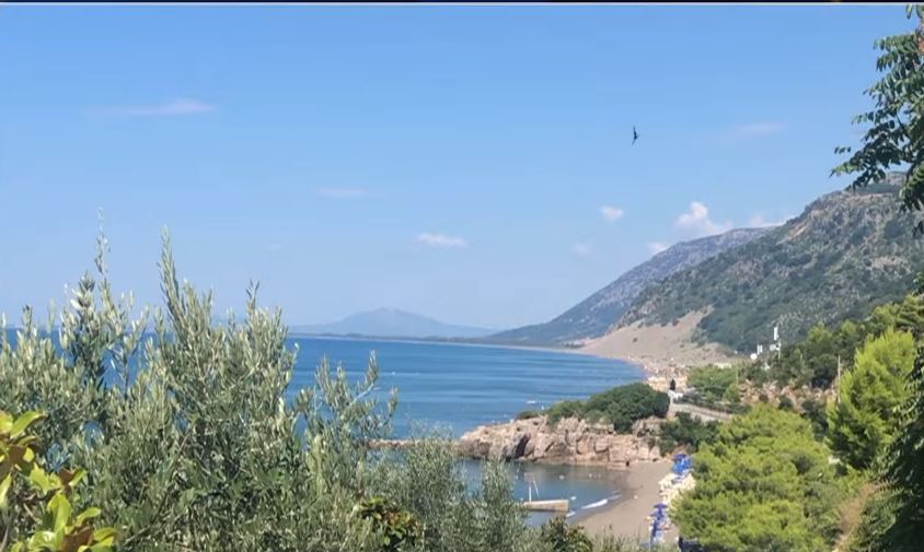 Rana e Hedhun tërheq turistët, plazhi po frekuentohet nga pushues vendas dhe të huaj