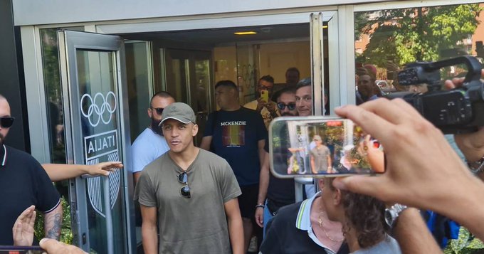 VIDEO/ Alexis Sanchez mbërrin për testet mjekësore, kiliani përshëndetet me tifozët e Interit