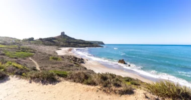 “Vodhi” gurë në plazhin e Sardenjës, arrestohet turisti francez