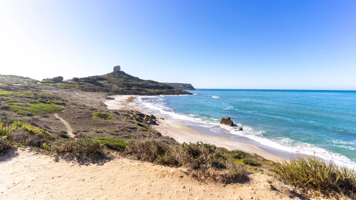 “Vodhi” gurë në plazhin e Sardenjës, arrestohet turisti francez