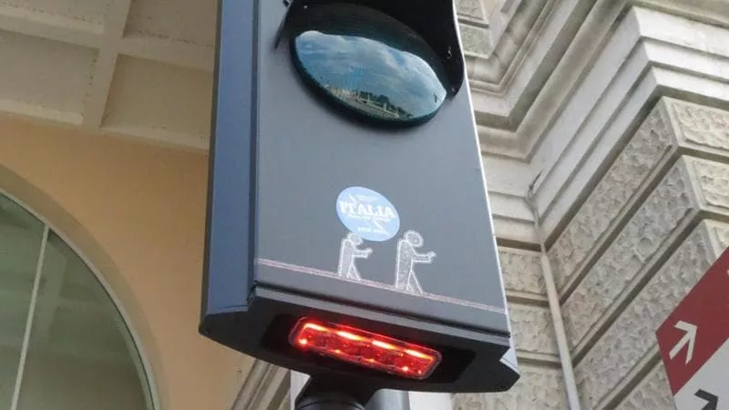 Italia sjell ndryshime për këmbësorët, krijon semaforë për të ‘hutuarit’ pas celularit