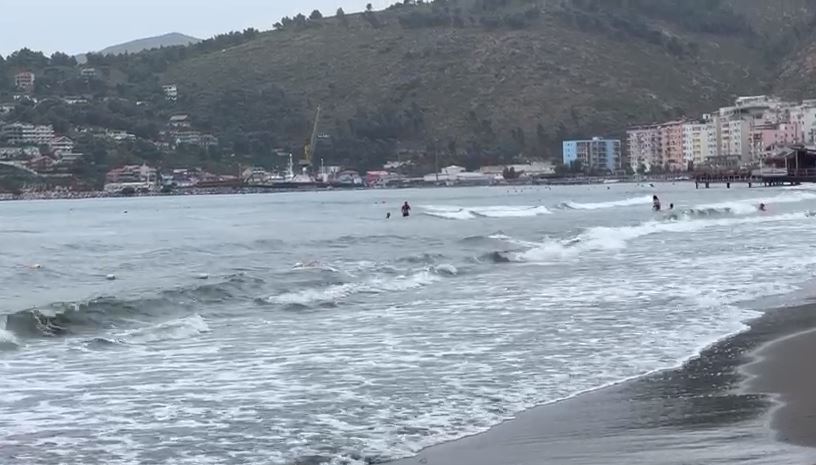 “Plazh në shi në Shëngjin”, shumë e braktisin, por ka dhe nga ato që nuk tremben nga moti