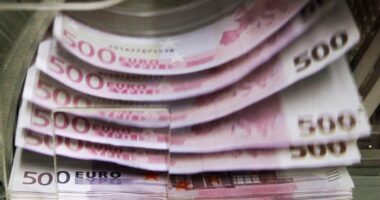 Niveli i ri i kursit euro-lekë/ Gjatë gjithë tetorit euro është këmbyer me rreth 105 lekë