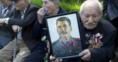 Autoritetet ruse nisin hetimet për priftin që bekoi statujën e Stalinit