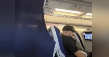 VIDEO/Pasagjeri i befason të gjithë me mënyrën e pazakontë të akomodimit në avion, bëhet viral në TikTok