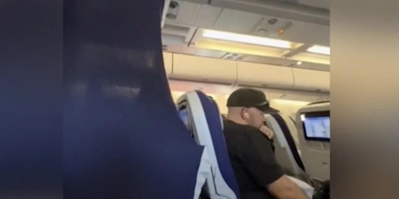 VIDEO/Pasagjeri i befason të gjithë me mënyrën e pazakontë të akomodimit në avion, bëhet viral në TikTok