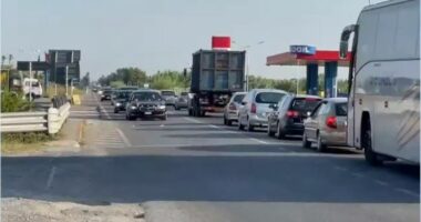 Rëndohet trafiku drejt Kosovës/ Pushuesit largohen pas fundjavës në Shqipëri