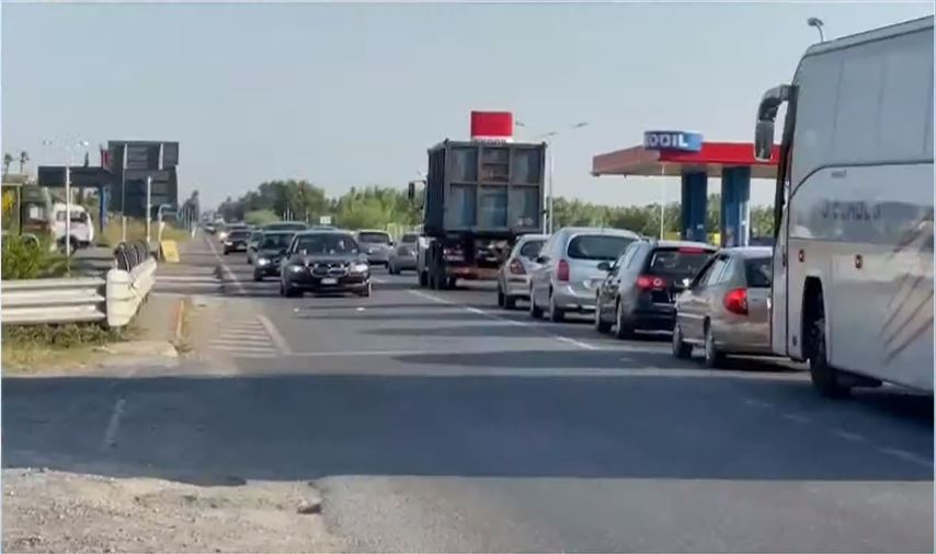 Rëndohet trafiku drejt Kosovës/ Pushuesit largohen pas fundjavës në Shqipëri