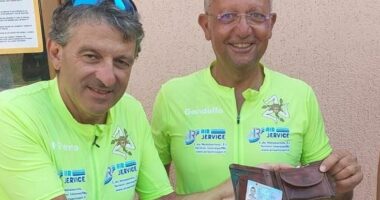 Gjesti human/ Dy turist&euml; italian&euml; gjejn&euml; nj&euml; portofol me para n&euml; Lushnj&euml; dhe e dor&euml;zojn&euml; n&euml; Polici