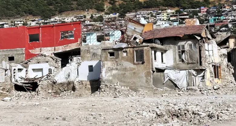 Viktimat e tërmetit në Turqi janë bllokuar