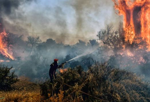 Alarm nga zjarret në Greqi, të paktën 11 zona janë më të rrezikuara