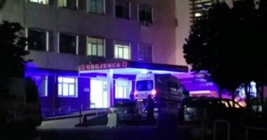 Vlorë/ I riu grek bie në gropën e ashensorit të një pallati, transportohet në spital