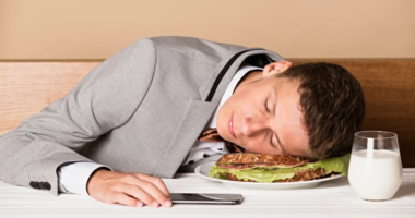 Ju vjen gjumë pas ushqimit? Kjo është arsyeja: Si ta rregulloni?