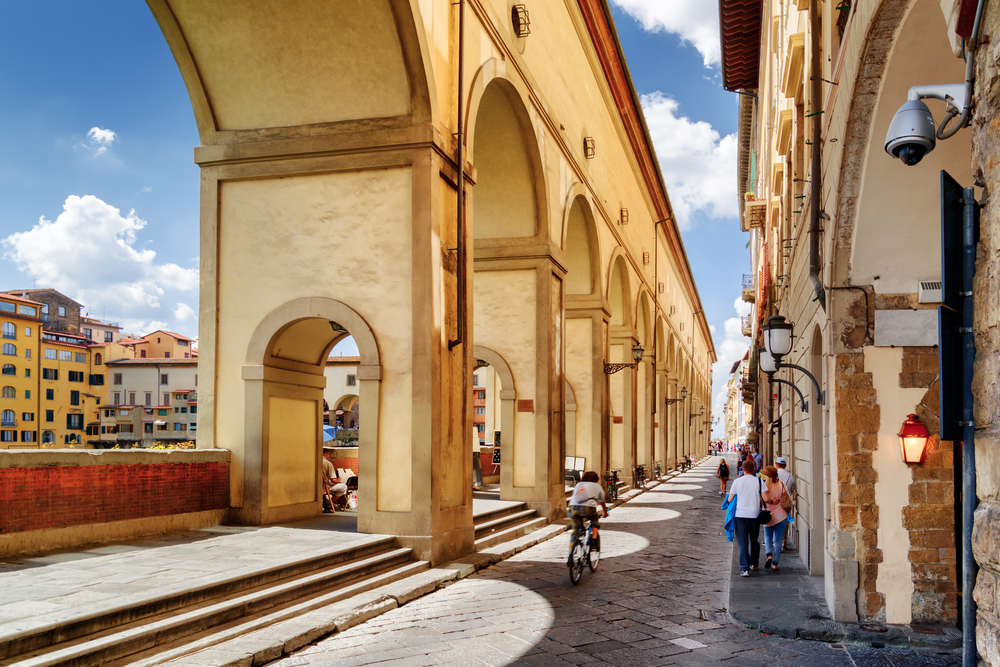 Turistët lyejnë me bojë Korridorin Vasari në Firence