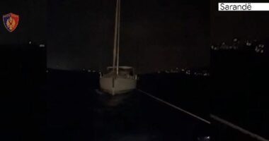 Ngelën në det, pasi veliera pësoi defekt, policia kufitare vjen në ndihmë tre turistëve turq në Sarandë