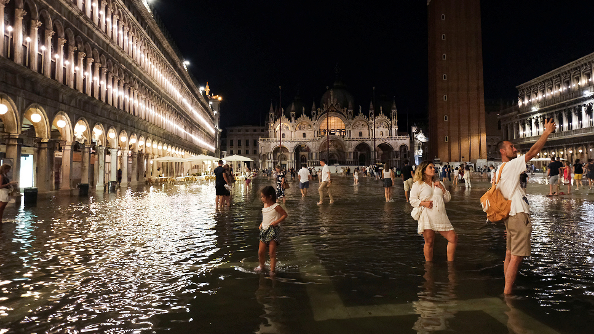 FOTO/ Ndodh fenomeni i rrallë i baticës në Venecia