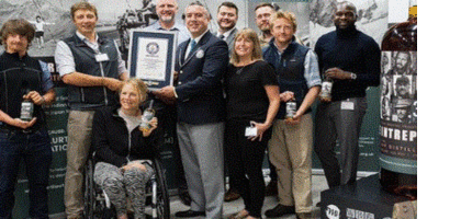 Një koleksionist nga Vietnami bleu shishen më të madhe të Uiskit në botë