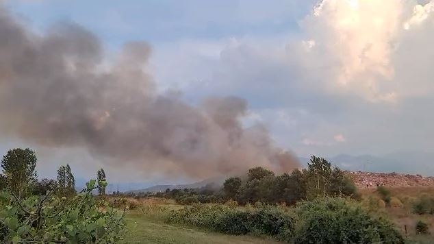 Zjarr pranë inceneratorit të Elbasanit, përfshihet nga flakët fusha e grumbullimit të plehrave