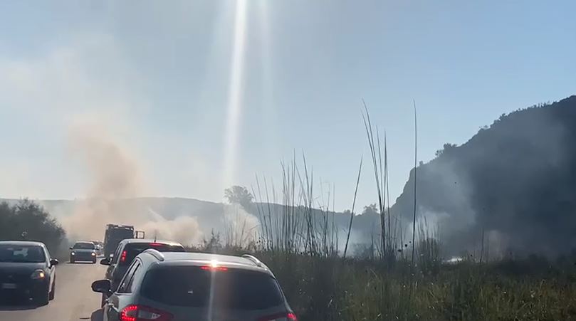 VIDEO/ Zjarr në Zvërnec, rrezikohen varrezat e fshatit: Ndërhyn në kohë zjarrfikësja