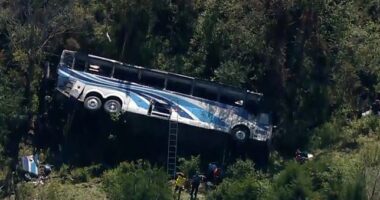 Autobusi me nxënës bie në humnerë, 2 të vdekur e 5 të plagosur