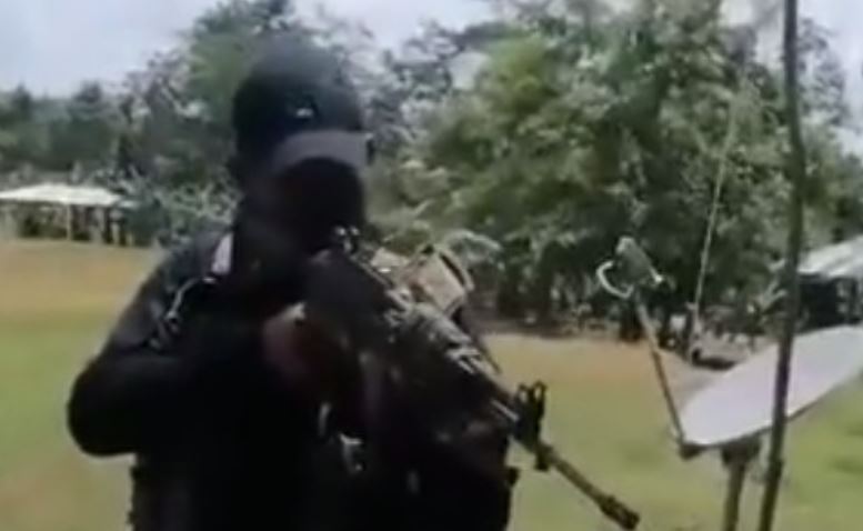 VIDEO/ Kaos në Kolumbi, ushtarët kërcënojnë vendasit, nuk kursejnë as gratë dhe fëmijët