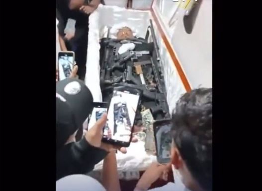 VIDEO/ Arkivoli plot me armë, ceremonia e pazakontë e varrimit të bosit të drogës në Ekuador