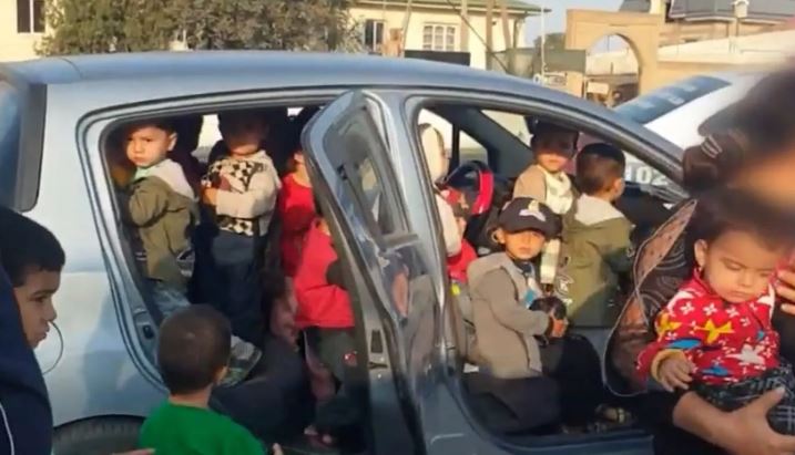 E pazakontë/ Policia ndalon drejtoreshën e kopshtit, “vendosi” 25 fëmijë në një makinë të vogël