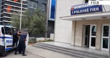 Fier/ U kap në flagrancë teksa ujiste bimët narkotike të mbjella mes misrit, arrestohet 60-vjeçari