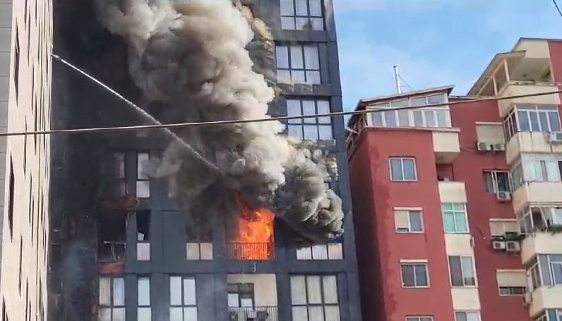 VIDEO/ E pamundur për t’u vënë në kontroll, riaktivizohen vatrat e zjarrit në brendësi të pallatit në Tiranë