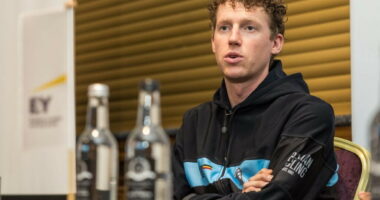 Çiklisti belg në gjendje të rëndë, humbet vetëdijen në makinë dhe shkakton aksident të frikshëm