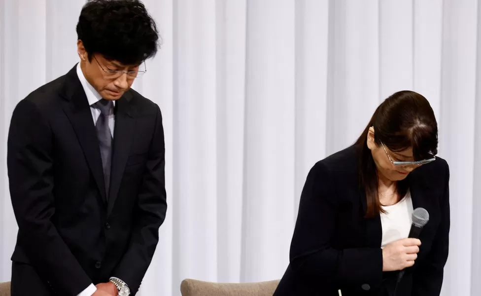 Xhaxhai akuzohej për abuzim seksual, shefja e agjencisë pop japoneze jep dorëheqjen pas faljes publike