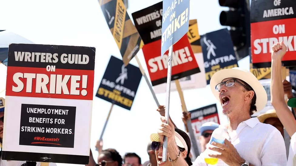 Skenaristët në marrëveshje për t’i dhënë fund grevës në Hollywood