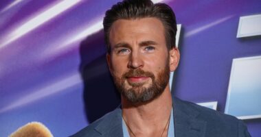 Chris Evans i jep fund beqarisë, martohet me partneren 26 vjeçare