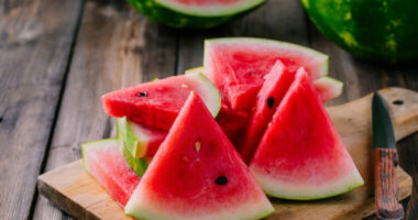 Tragjedi në Moskë/ Vdes 47-vjeçarja pasi hëngri shalqi në shtëpi