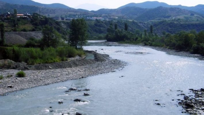 U denoncua i humbur nga familjarët, gjendet trupi i 80 vjeçarit në lumin Devoll