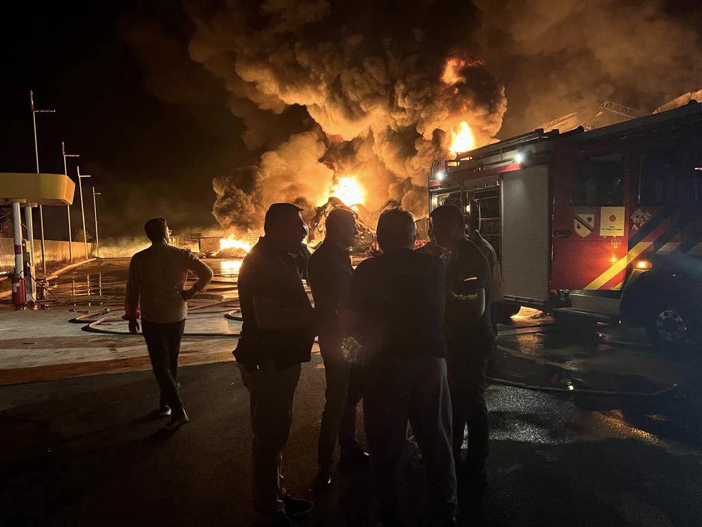 Zjarri në fabrikën e bojërave/ Evakuohen banorët e zonës, në vendin e ngjarjes forca zjarrfikëse të Tiranës e Durrësit, devijohet kalimi